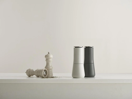 Ruční mlýnek na sůl a pepř Joseph Joseph moderní, keramický, s nastavitelným mletím, 16,5 cm