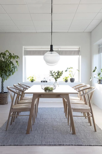 Dřevěná jídelní židle York Actona ve skandinávském stylu s područkami a jutovým sedákem