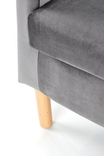 Šedé sametové křeslo Calidris do obýváku ve skandinávském stylu s područkami