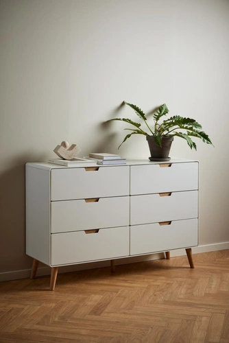 Komoda Lowell bílá se 6 zásuvkami na dubových nohách 135 cm moderní do obýváku