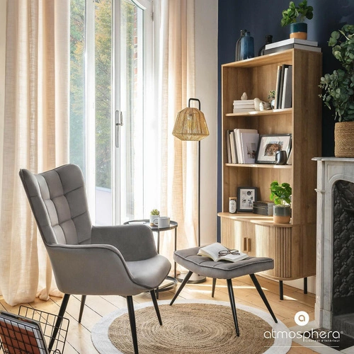 Knihovna Colva industriální do obýváku s kovovou základnou a personalizovanými úchyty