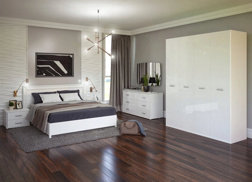 Třídveřová šatní skříň Bella bílý lesk moderní s policemi a tyčí do ložnice