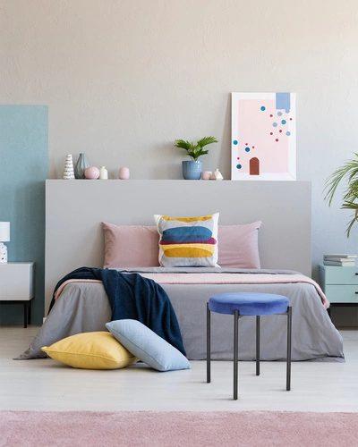 Modrý sametový taburet Madona VIC do obýváku a ložnice, kulatý, kovové nohy