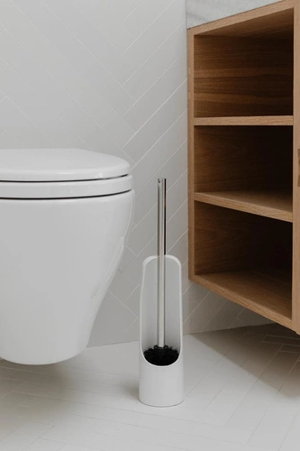 Bílý WC kartáč Touch Umbra moderní stojící toaletní kartáč do koupelny
