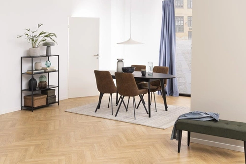 Čalouněná jídelní židle Waylor hnědá moderní Actona prošívaná černé nohy