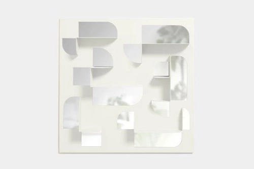 Dekorativní asymetrické bílé zrcadlo s poličkou Umbra Bend do předsíně a koupelny