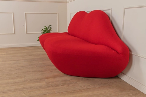 Moderní červená pohovka ve tvaru rtů inspirovaná Kiss Bocca do obýváku z vlny D2.DESIGN
