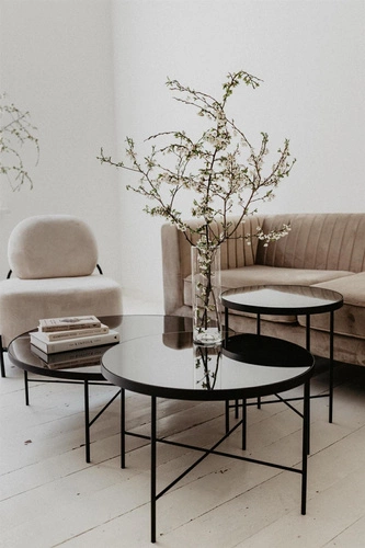 Moderní kulatý konferenční stolek Tre 900 s černou konstrukcí a zrcadlovou deskou do obýváku NORDIFRA