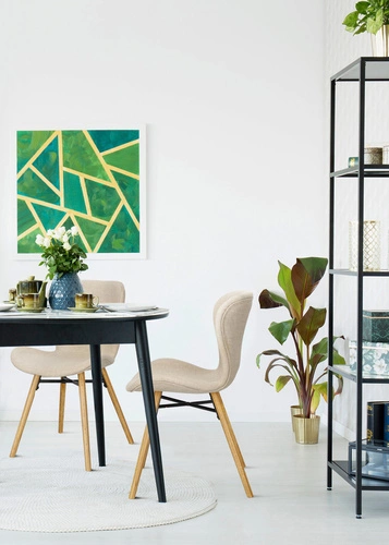 Čalouněná jídelní židle Batilda Actona béžová moderní s dřevěnými nohami