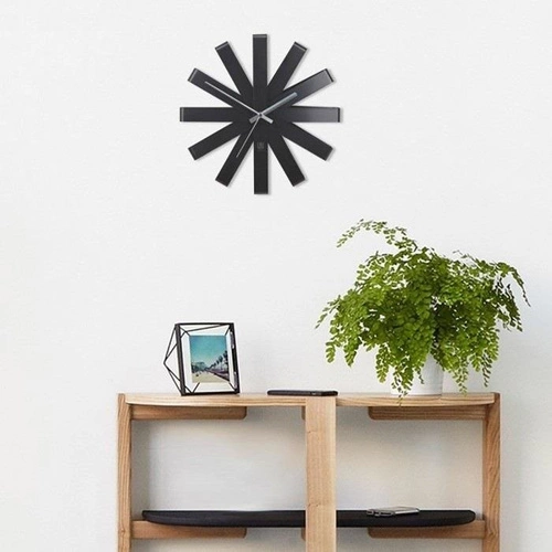 Umbra Ribbon moderní černé kovové nástěnné hodiny do obýváku 30 cm