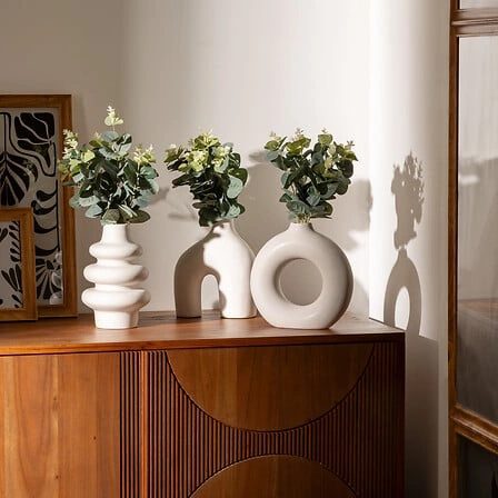 Bílá dekorativní váza Suza kruh s umělým eukalyptem do obýváku moderní 37 cm