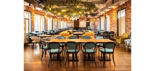 Jídelní čalouněné dřevěné křeslo s područkami Fameg B-9 na míru do jídelny nebo obýváku