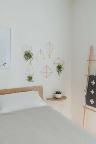 Prisma Cooper moderní kovová nástěnná geometrická dekorace Umbra do obýváku měděná 25 cm