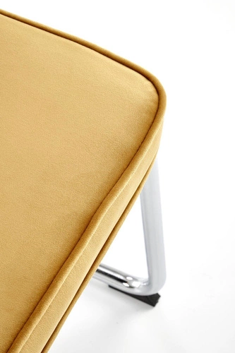 Čalouněná židle Nelson Intesi sametová hořčicová na lyžinách do jídelny moderní