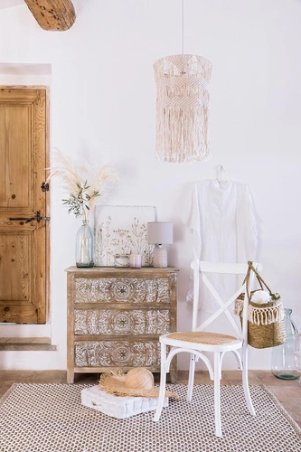 Dřevěná jídelní židle Isak Atmosphera bílá vintage s ratanovým sedákem stohovatelná