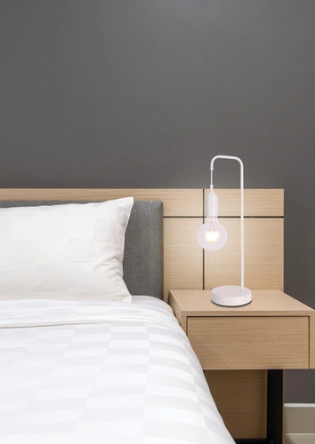 Noční lampička Laren bílá kovová industriální do ložnice a obýváku Ledea 46 cm