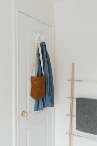 Umbra Buddy bílý závěsný věšák na dveře moderní matný dekorativní do předsíně