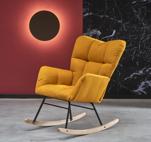 Houpací křeslo Caipola hořčicové do obýváku skandinávské čalouněné s područkami
