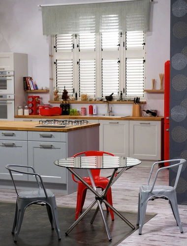 Kovová židle Paris Arms černá do jídelny a kuchyně inspirovaná Tolix, industriální s područkami