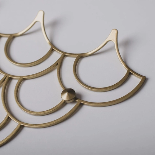 Moderní nástěnný věšák do předsíně Husk S zlatý kovový