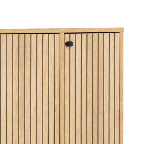 Široká botníková skříň Albany Actona dub přírodní s drážkovanými dvířky vysoká loftová