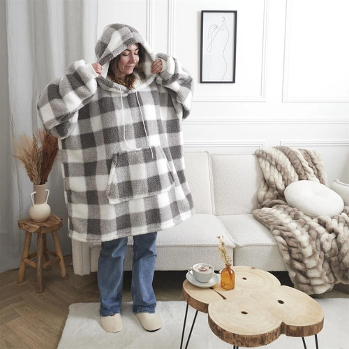 Hřejivá deka s kapucí Intesi snuddie šedá kostka na gauč do obýváku