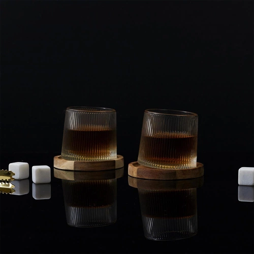 Sada 2 whisky sklenic Intesi s podložkami z akáciového dřeva 7,3 cm