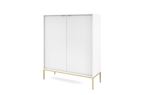 Vysoká bílá komoda s drážkováním Delicious Intesi moderní na zlatých nožkách do obýváku 125 cm