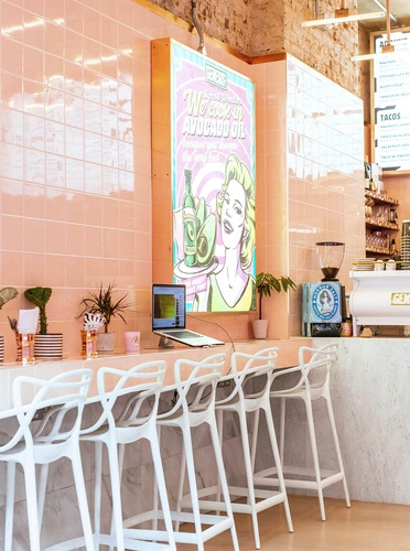 Barová židle Lexi černá moderní s opěrkou z plastu stohovatelná do kuchyně a k ostrůvku 75 cm