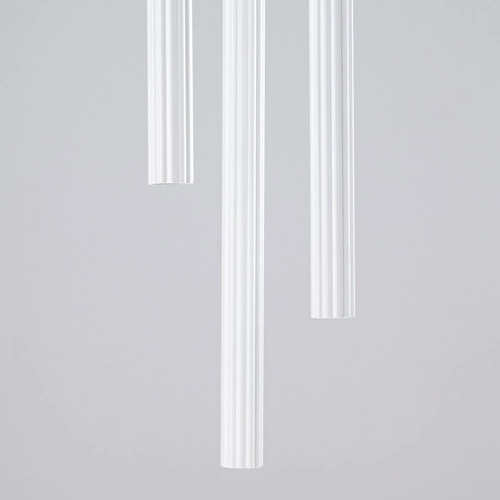 Moderní bílý závěsný lustr ARCHE 3P nastavitelný do obýváku a nad stůl 3-bodový