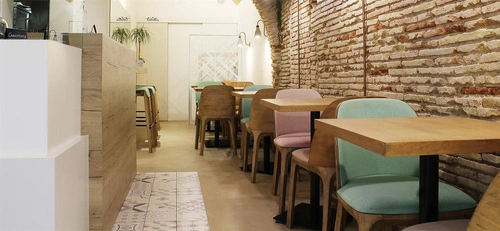 Čalouněná jídelní židle Fameg Arch na míru moderní dřevěná do jídelny a obýváku