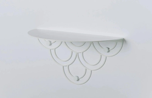 Bílá kovová nástěnná police Husk POLYHEDRA moderní do obýváku a kuchyně 28 cm