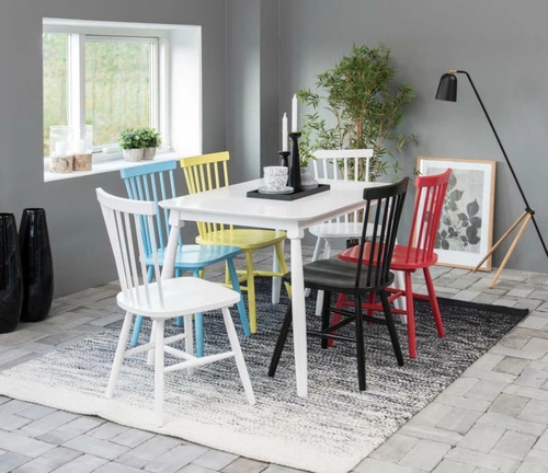 Bílá jídelní židle Riano z masivu do kuchyně a obýváku, moderní minimalistický styl Actona