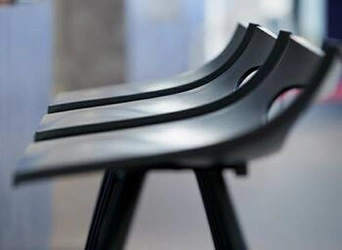 Barová stolička Diablito 65 cm bez opěradla, antracitová, moderní do kuchyně na bílých nohách SCAB Design