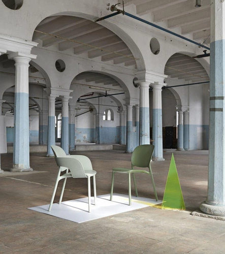 Jídelní a zahradní židle Hug SCAB Design béžová s područkami stohovatelná plastová