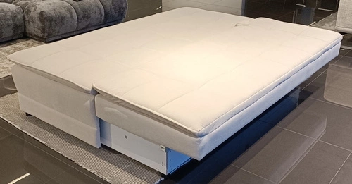 Rozkládací pohovka Mikkeli cappuccino s funkcí spaní moderní dvoumístná do obýváku