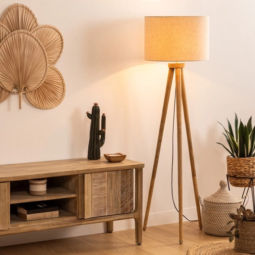 Stojací skandinávská dřevěná lampa do obýváku Olga Atmosphera béžová na trojnožce s textilním stínidlem