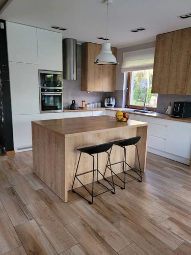 Barová židle Molly černá 75 cm moderní s opěrkou do kuchyně a k ostrůvku Intesi