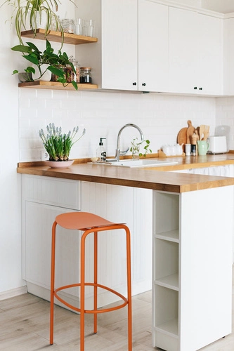 Kovová barová stolička Trick 75 cm oranžová moderní bez opěradla do kuchyně a na zahradu SCAB Design