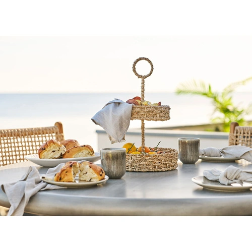 Kulatý dekorativní podnos Rifbjerg z mořské trávy v přírodní barvě na servírování