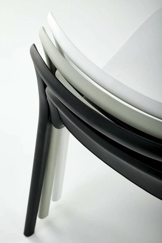 Bílá moderní židle Maud Intesi z plastu do jídelny a na zahradu, snadno stohovatelná