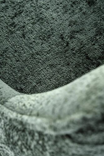 Čalouněná jídelní židle Arhiza zelená s područkami moderní na černých nohách