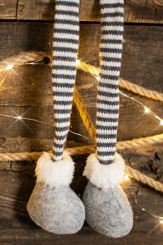 Figurka anděla se zavěšenýma nohama šedá