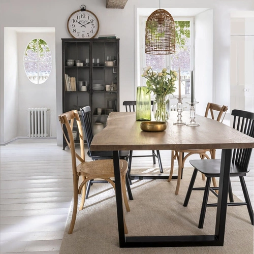 Dřevěná jídelní židle Isak Atmosphera v rustikálním stylu se stohovatelným ratanovým sedákem