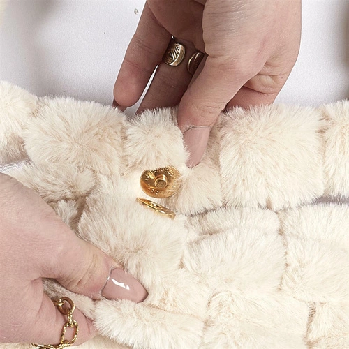 Kožešinová taška na nákupy v krémové barvě