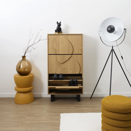 Vysoká botníková skříň Calypso Intesi boho dub s černou podstavou a dekorativními dvířky do předsíně