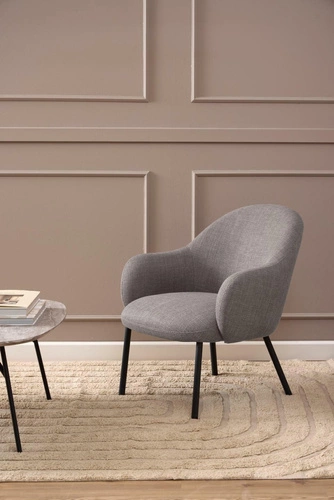 Moderní světle šedé křeslo Spencer Actona s područkami do obýváku Basel