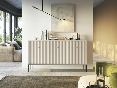 Komoda Delicious s drážkovaným povrchem kašmír 154 cm moderní se zásuvkami na černých nohách do obýváku