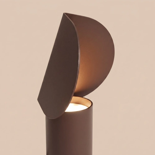 Stolní LED lampa BISCUIT značky THORO LIGHTING je kompaktní moderní hnědá lampa z hliníku
