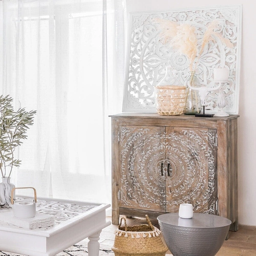 Dřevěná komoda Shirel z manga na nožkách s frézovanými dvířky do obýváku Atmosphera 90 cm